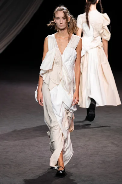 Look 16
